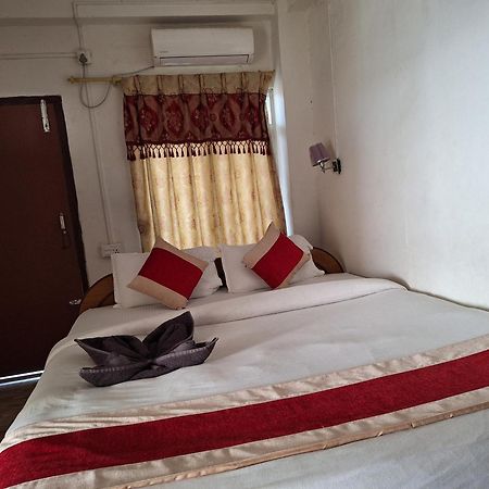 Hotel Shiva'S Dream Sauraha Exterior photo