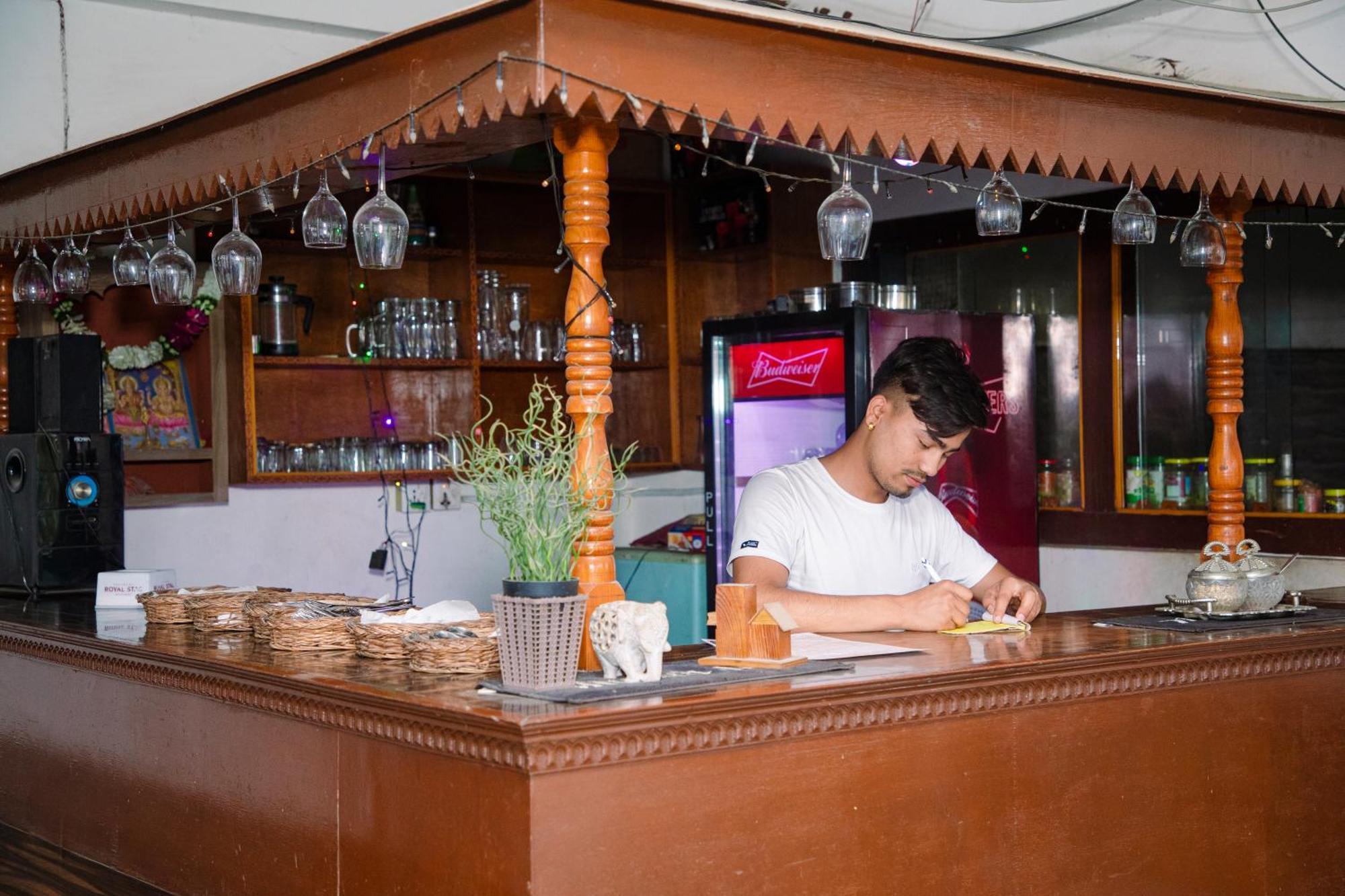 Hotel Shiva'S Dream Sauraha Exterior photo