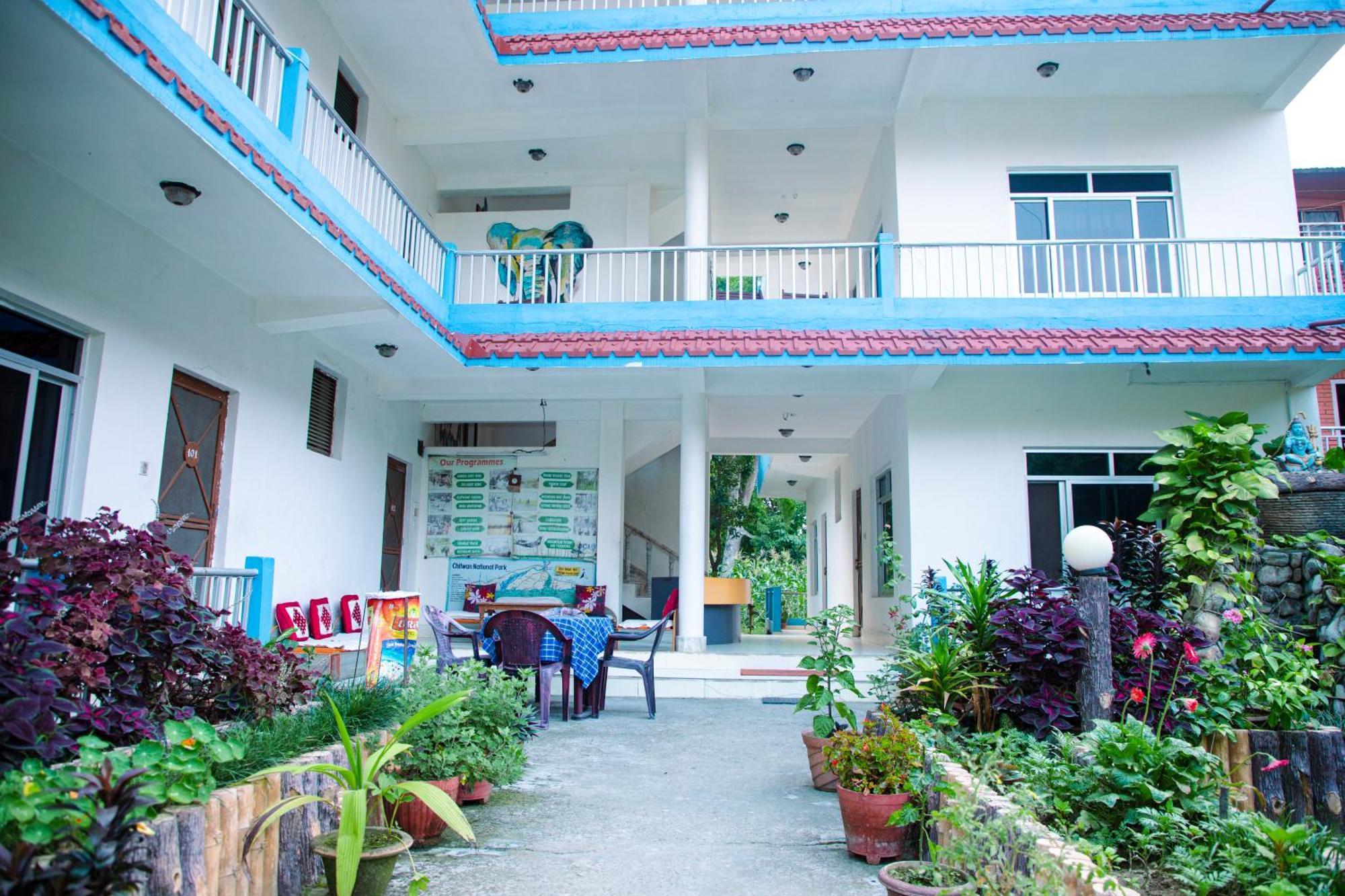 Hotel Shiva'S Dream Sauraha Exterior photo