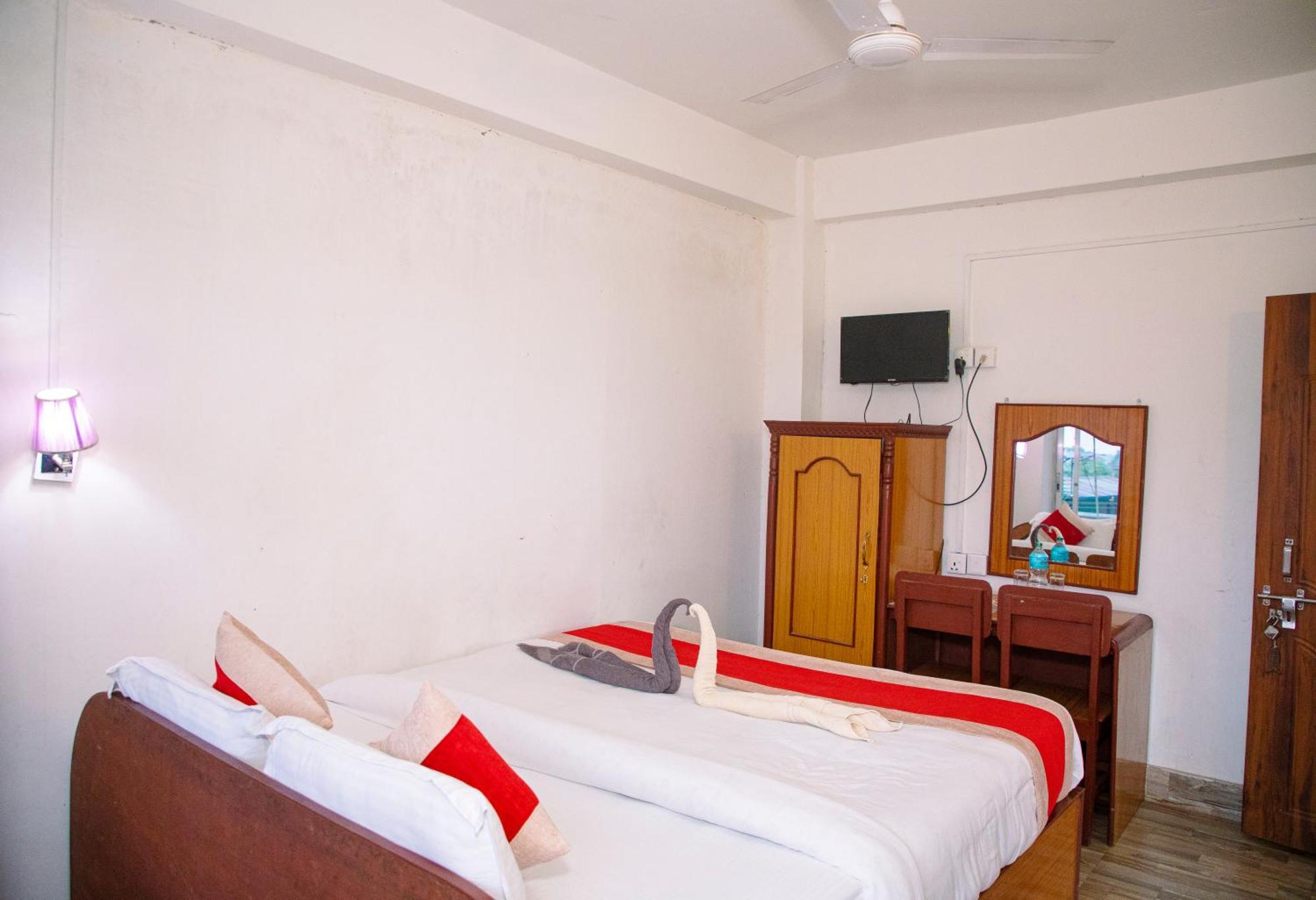 Hotel Shiva'S Dream Sauraha Exterior photo