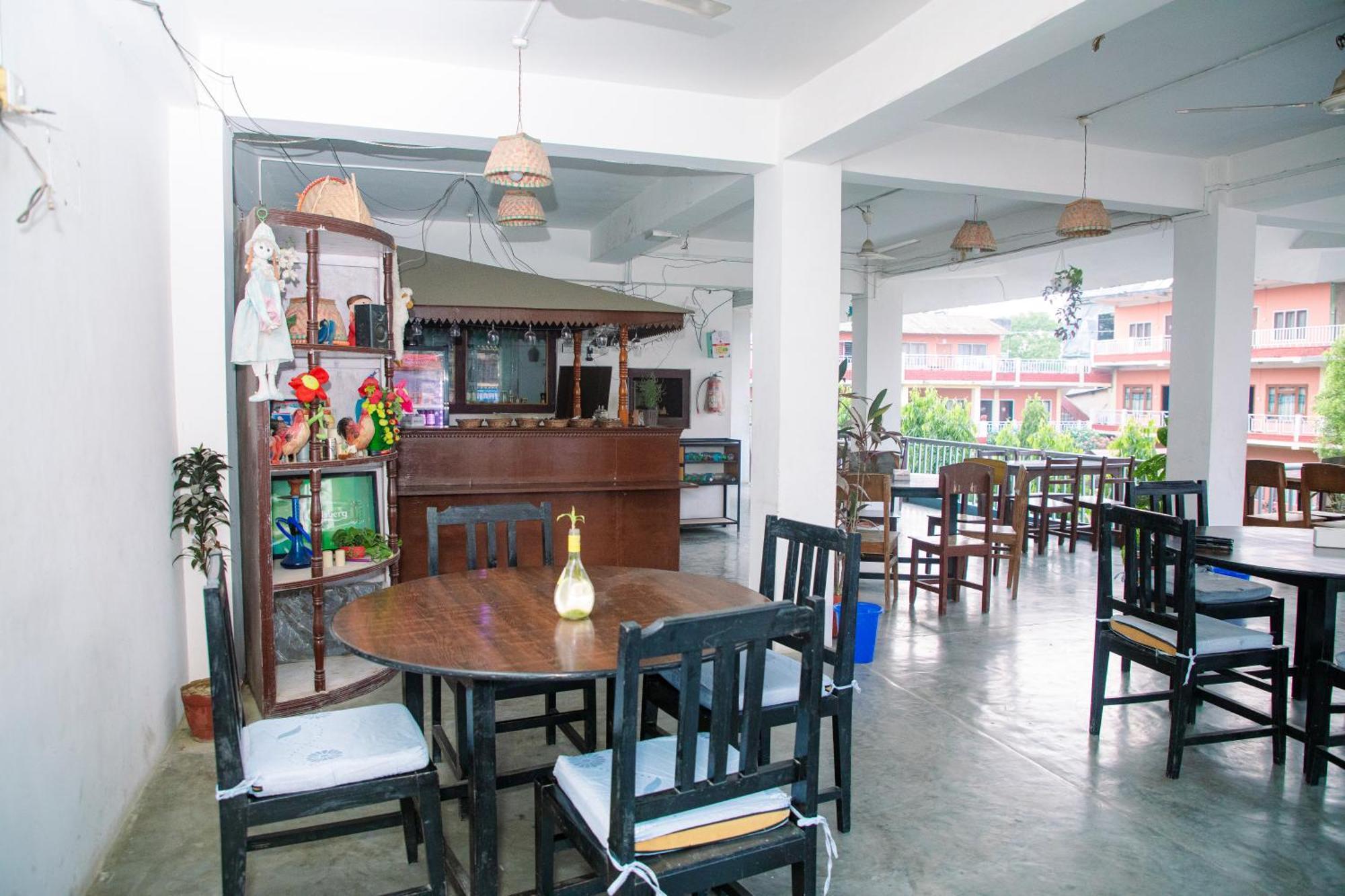Hotel Shiva'S Dream Sauraha Exterior photo