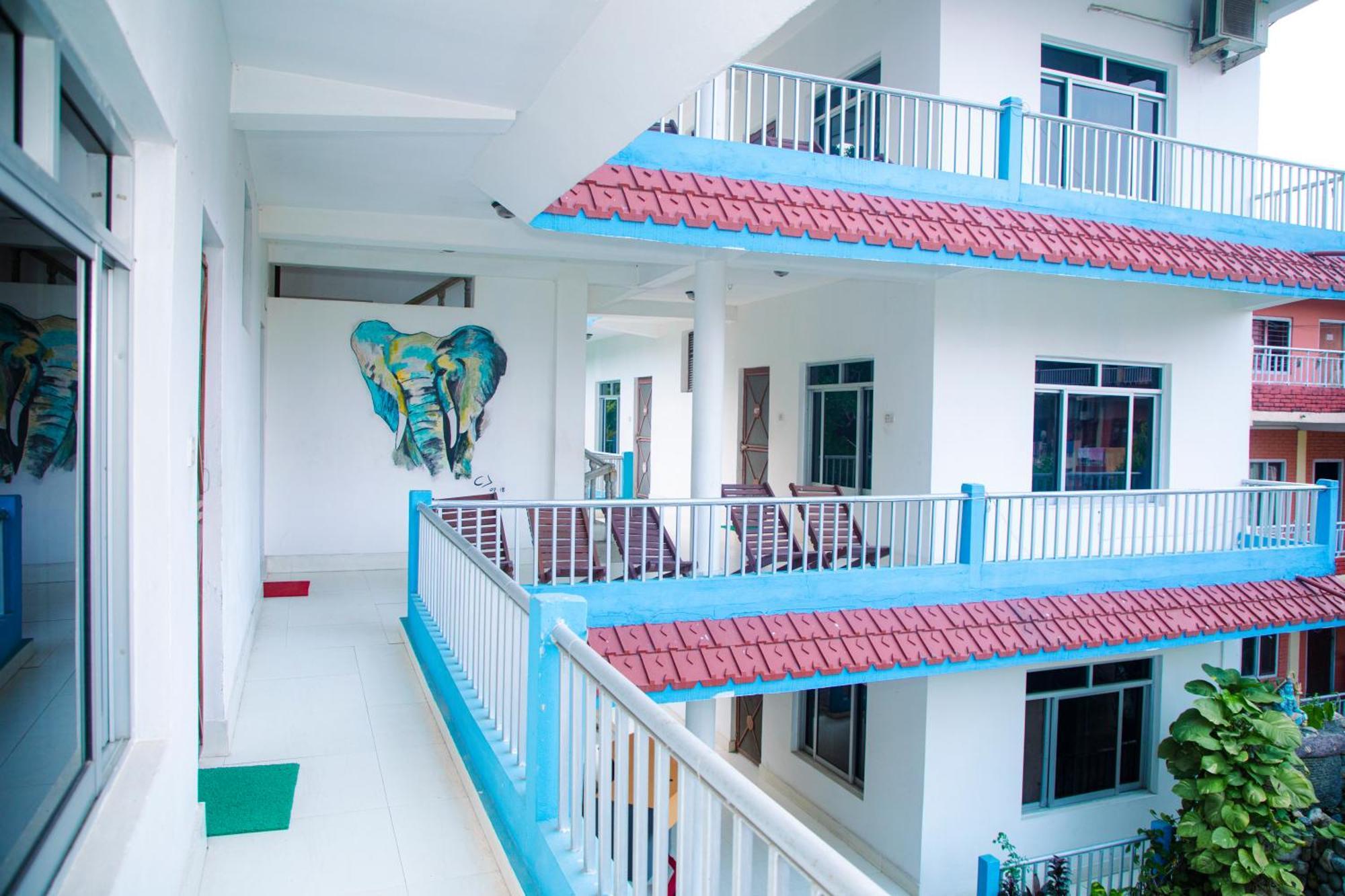 Hotel Shiva'S Dream Sauraha Exterior photo