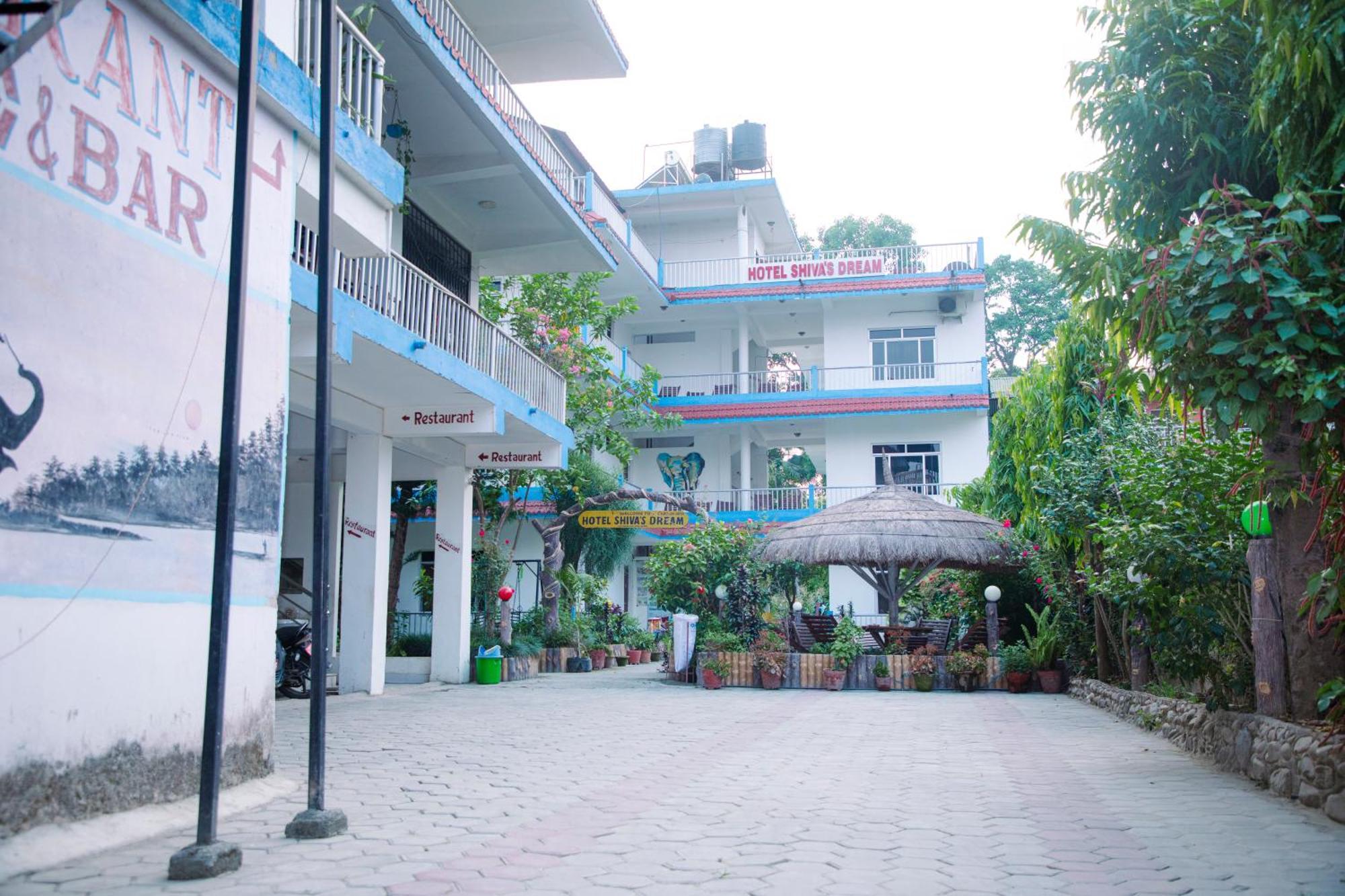 Hotel Shiva'S Dream Sauraha Exterior photo