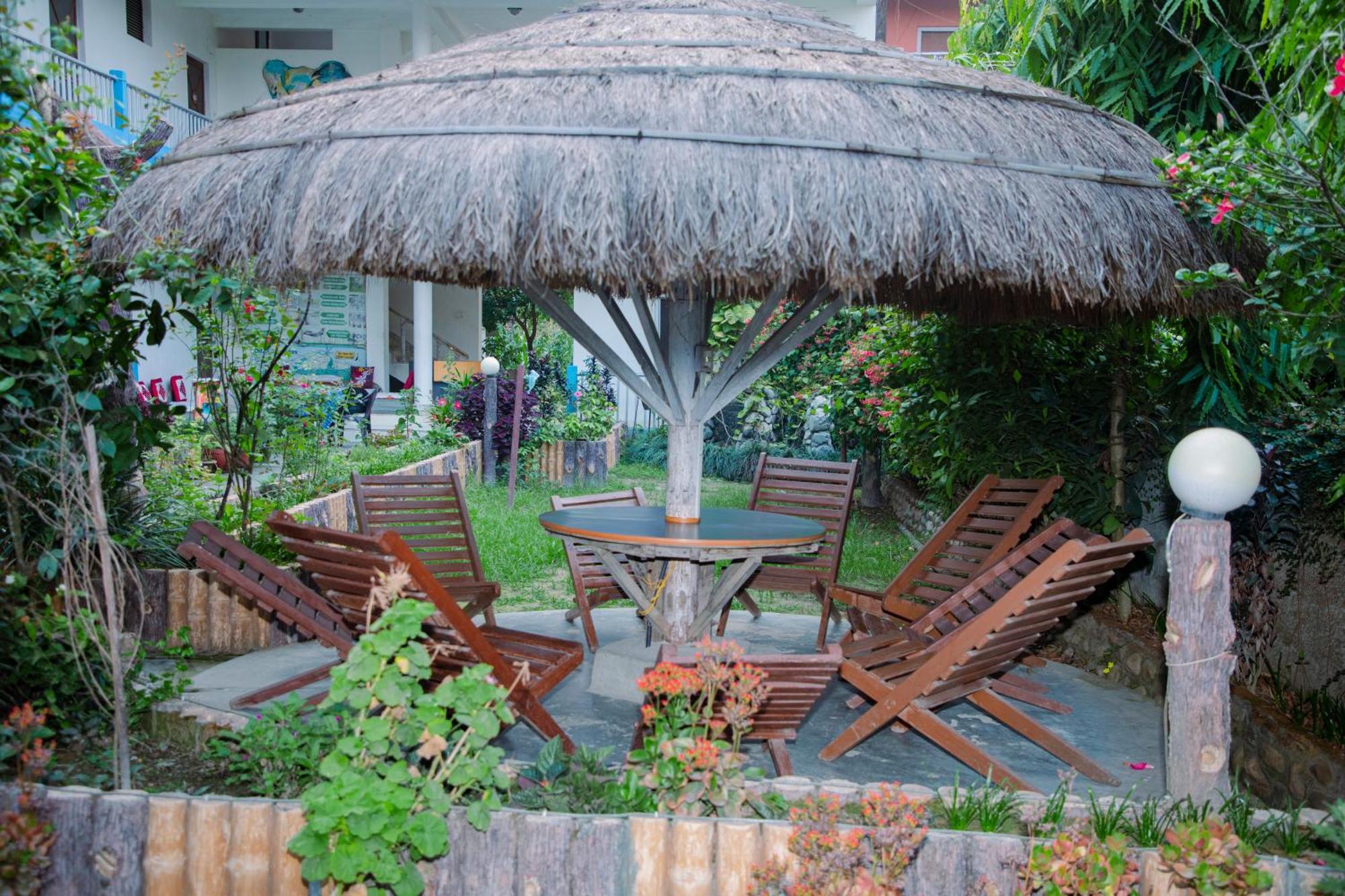 Hotel Shiva'S Dream Sauraha Exterior photo