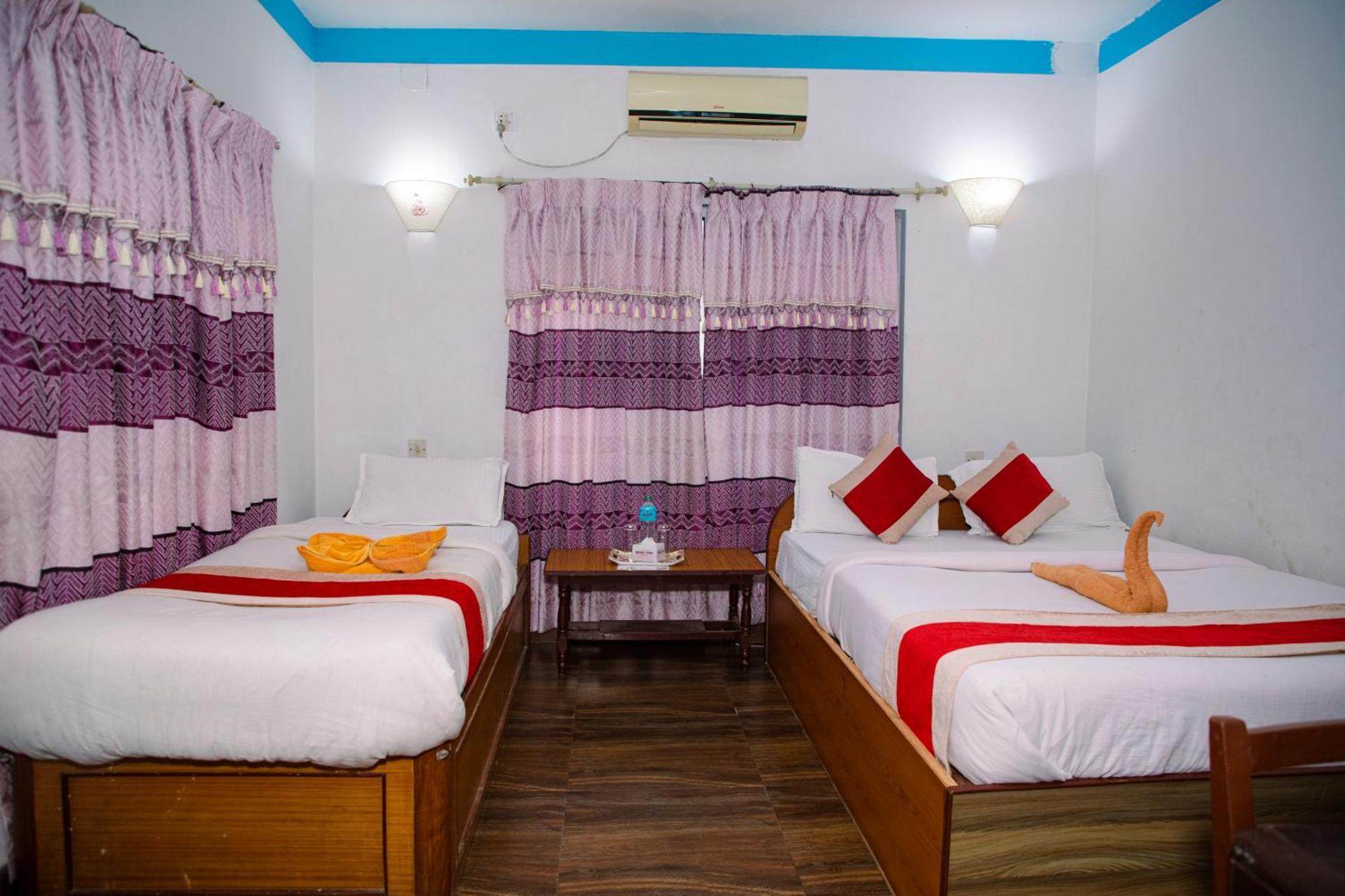 Hotel Shiva'S Dream Sauraha Exterior photo