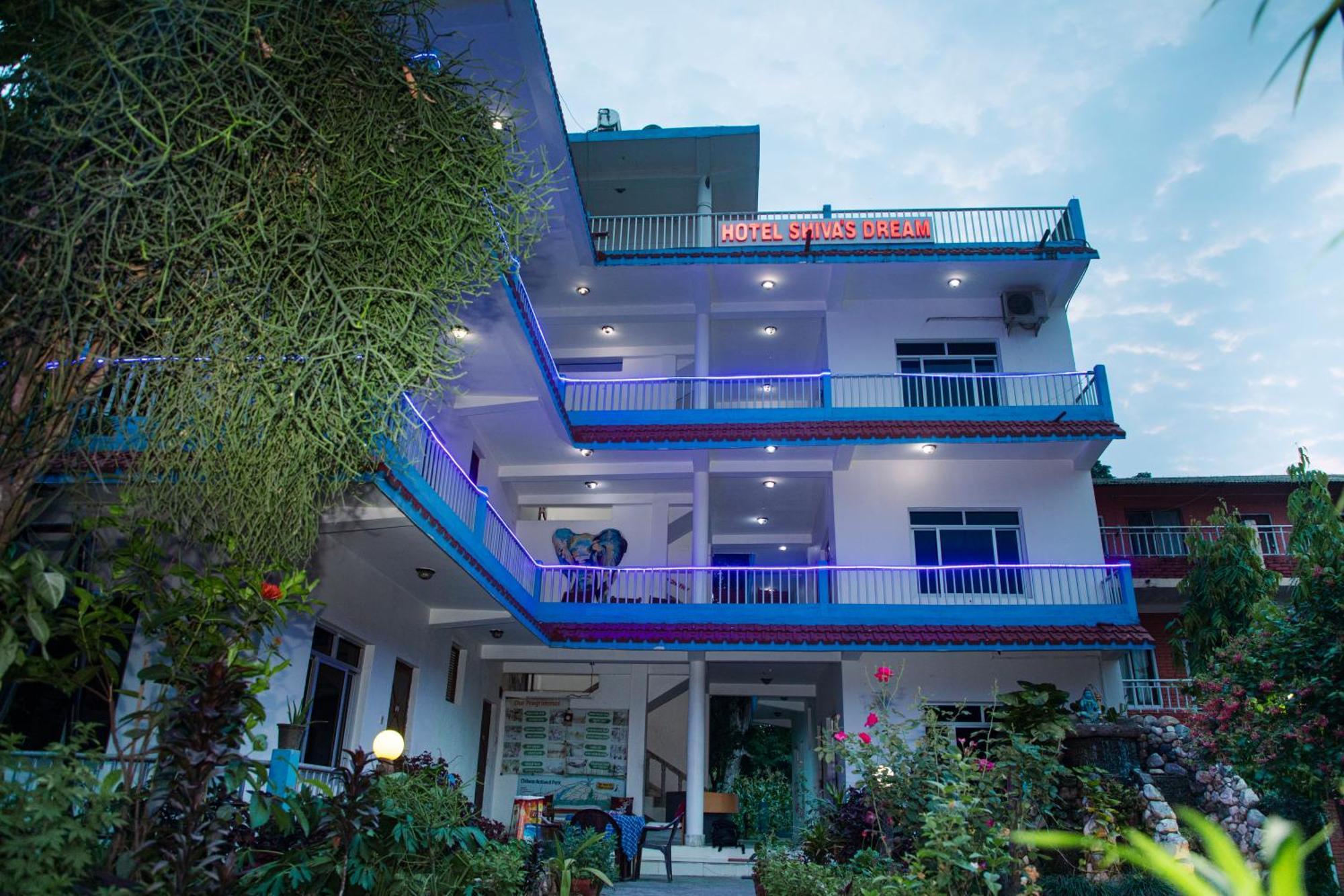 Hotel Shiva'S Dream Sauraha Exterior photo