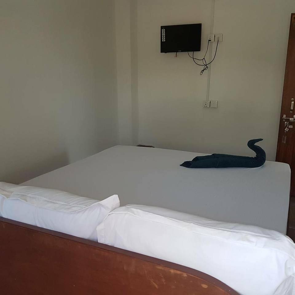 Hotel Shiva'S Dream Sauraha Exterior photo