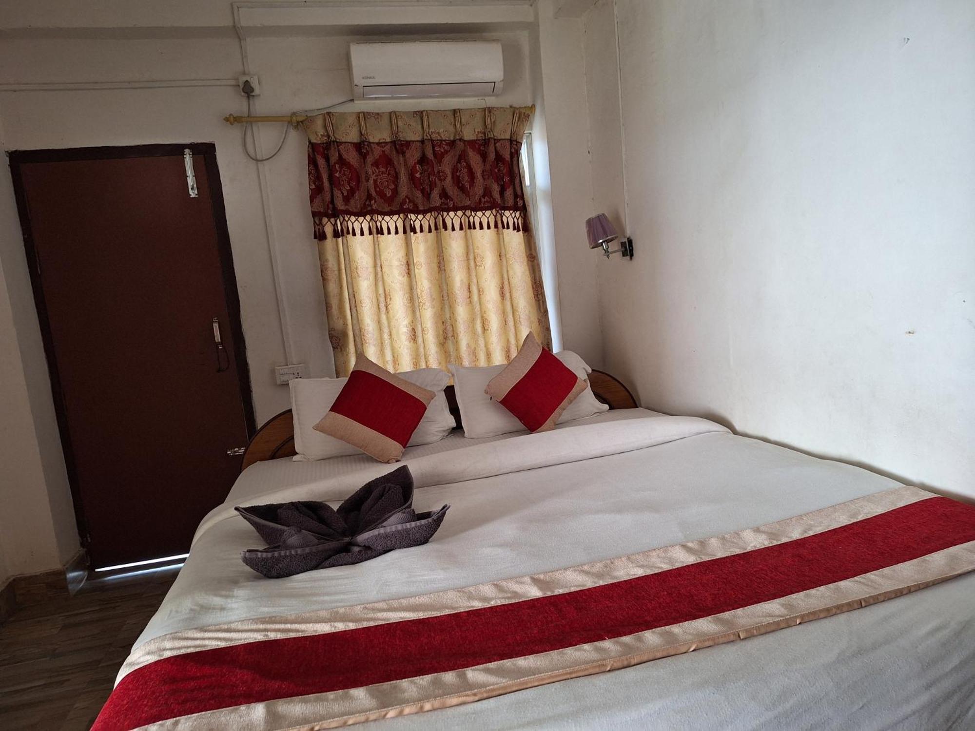Hotel Shiva'S Dream Sauraha Exterior photo