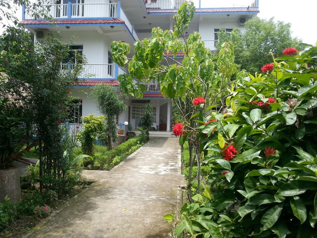 Hotel Shiva'S Dream Sauraha Exterior photo