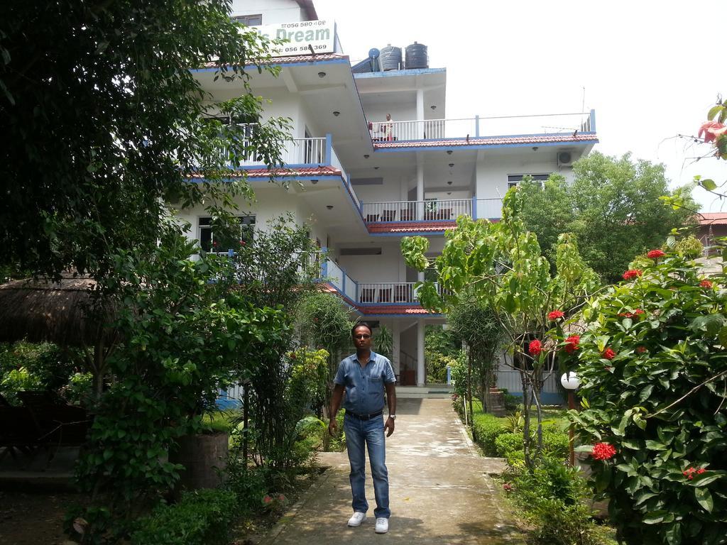 Hotel Shiva'S Dream Sauraha Exterior photo