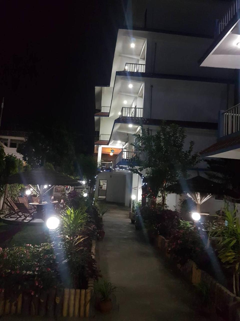 Hotel Shiva'S Dream Sauraha Exterior photo