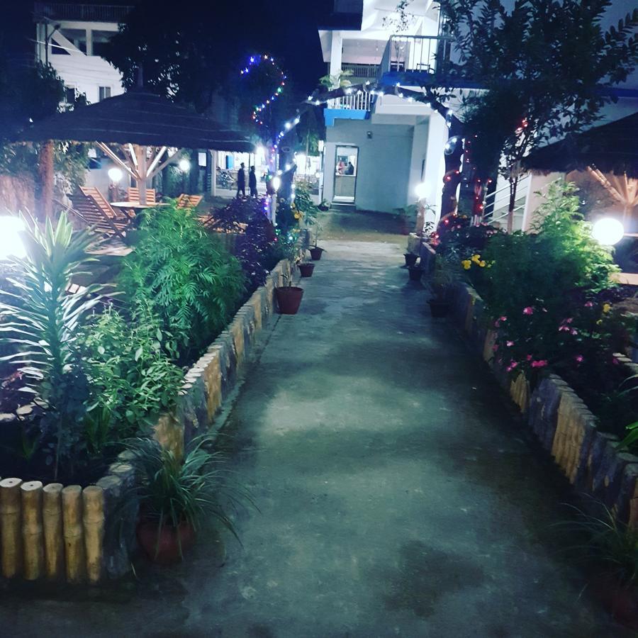 Hotel Shiva'S Dream Sauraha Exterior photo